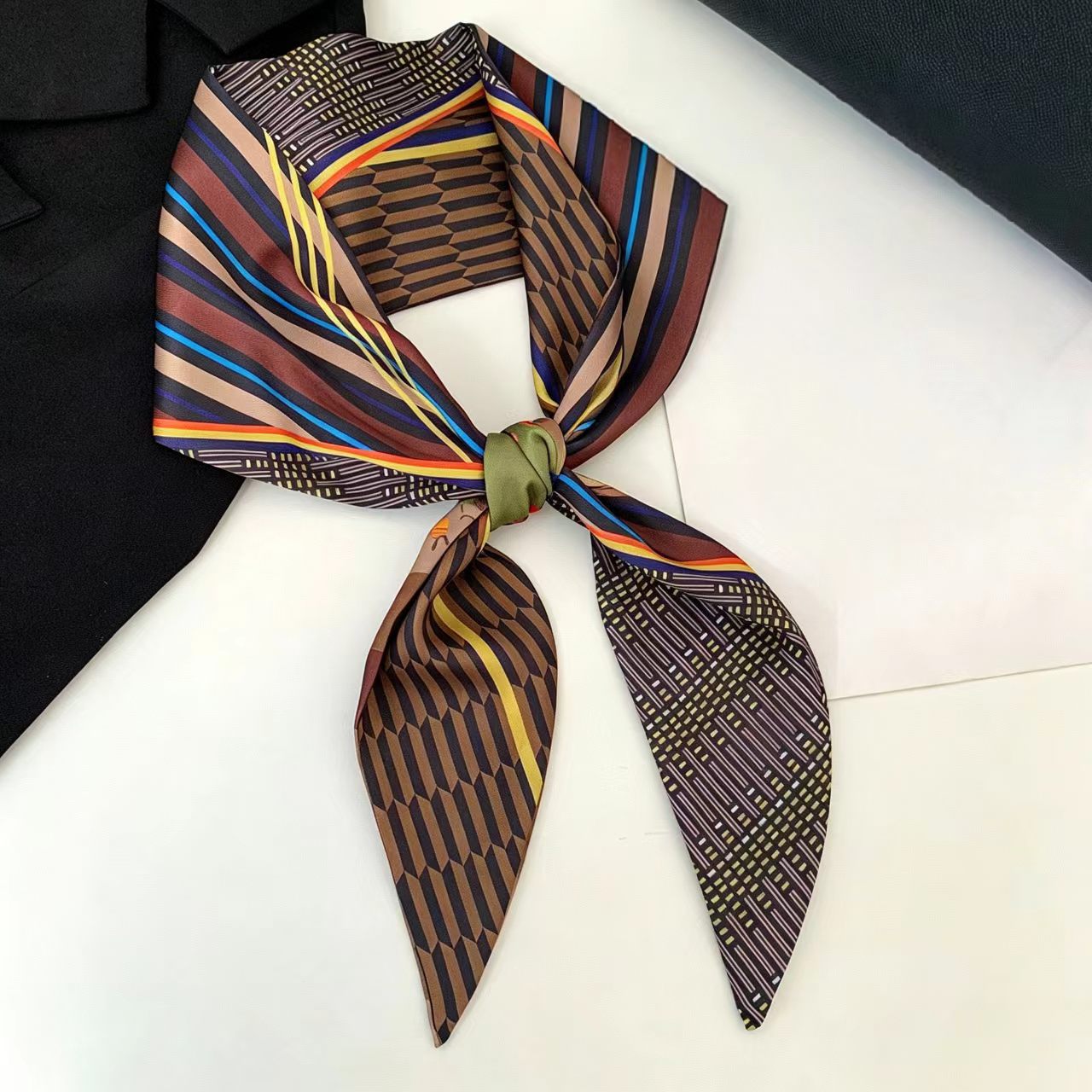 Luksusowa Apaszka Jedwabna z D – Silk Neck Scarf recenzja i cena